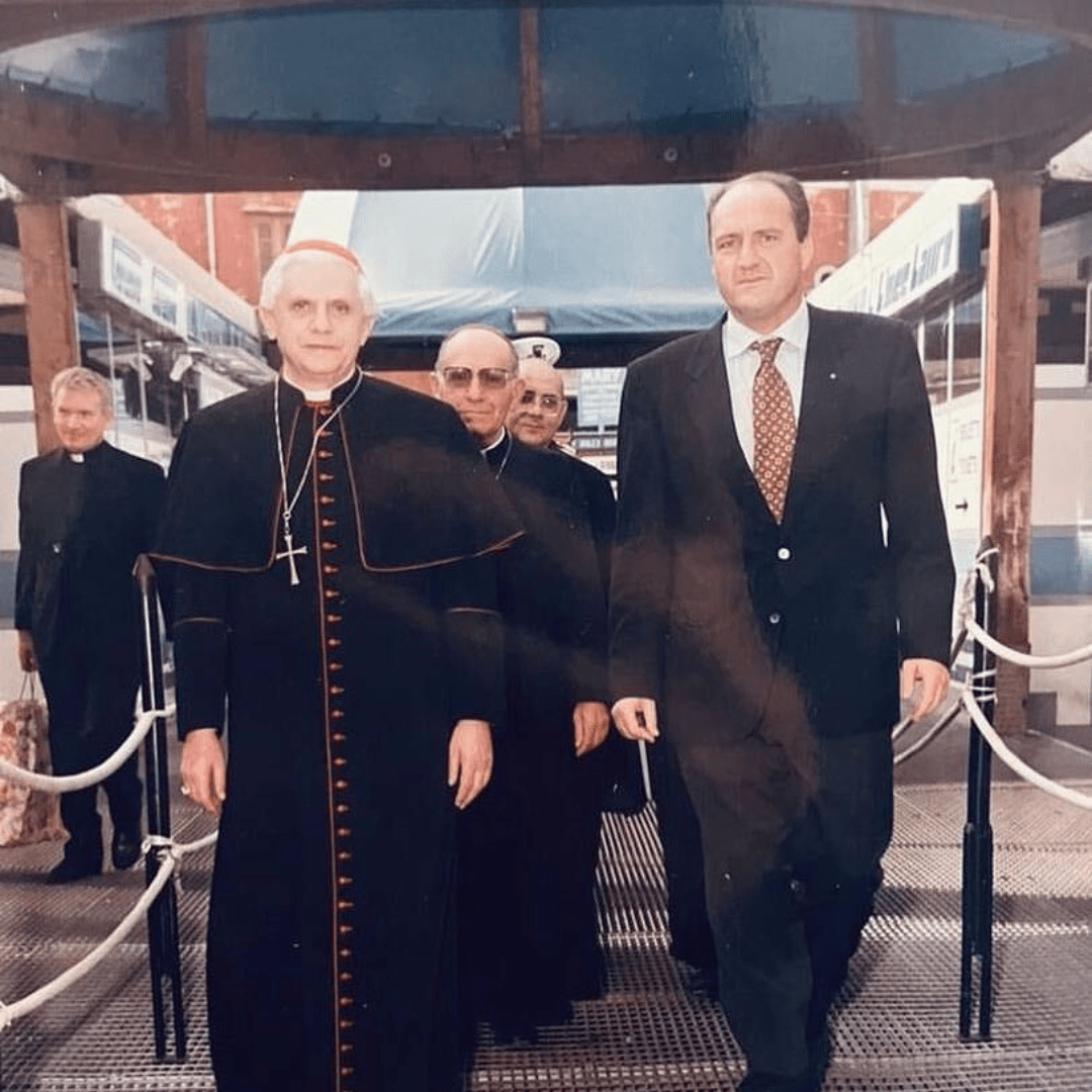 Papa Benedetto XVI orizontale